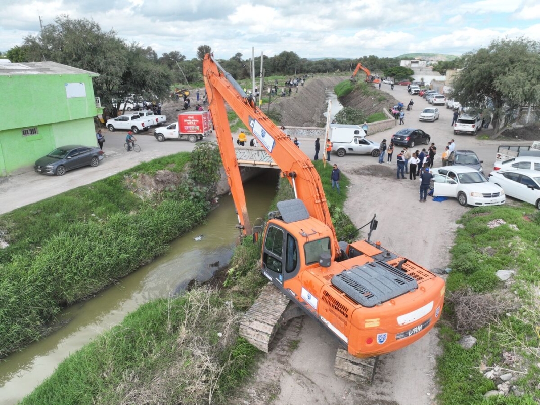 Apoya la CEI trabajos preventivos de desazolve en el río Querétaro a la altura de Santa María Magdalena