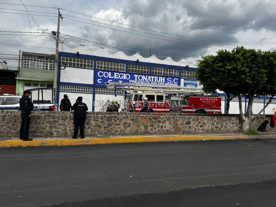Bomberos de San Juan del Río rescatan a persona por caída a dren en Avenida Gandhi