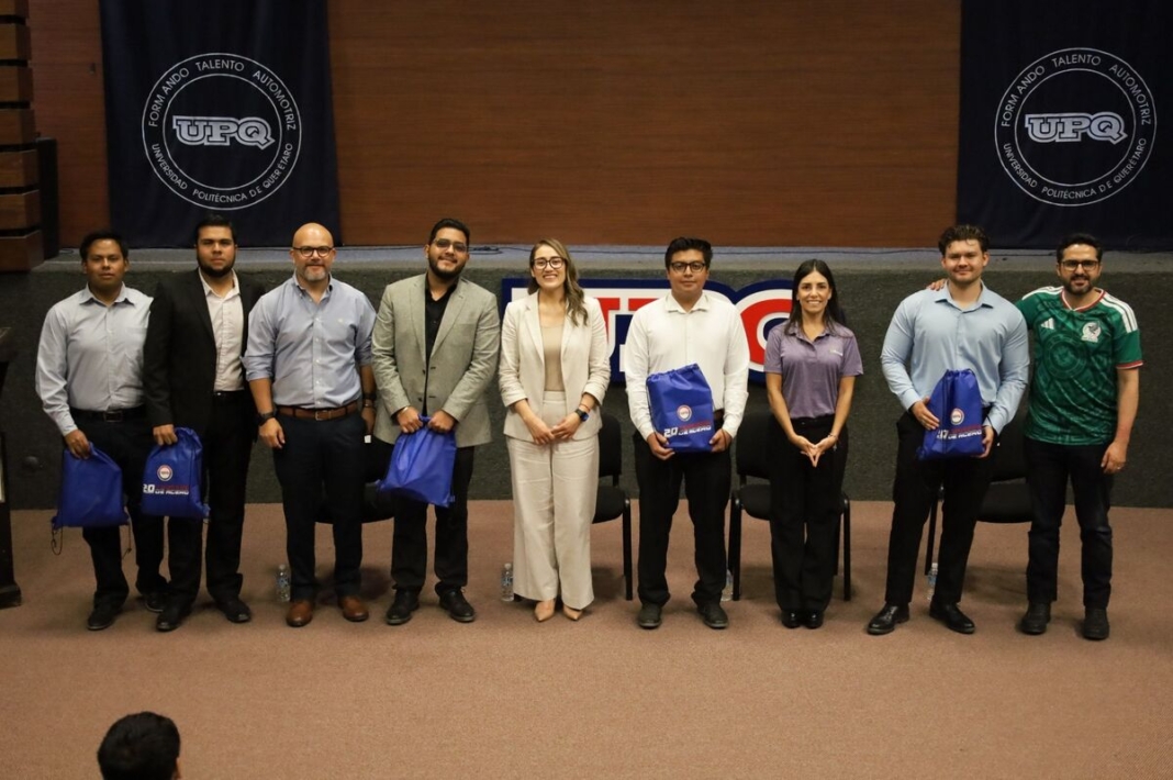 Abanderan a estudiantes de la UPQ que representarán a México en mundial de robótica en China