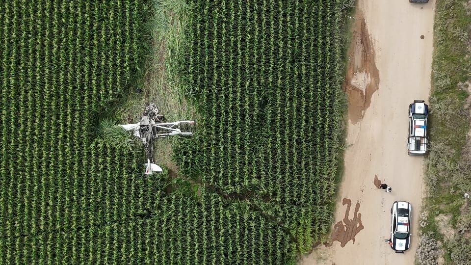 Cae y se calcina avioneta en San Juan del Río; piloto resulta ileso