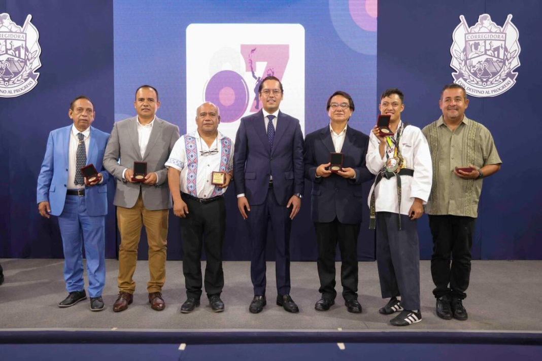 Chepe Guerrero entrega la Presea “Josefa Ortiz de Domínguez” a 13 ciudadanos distinguidos