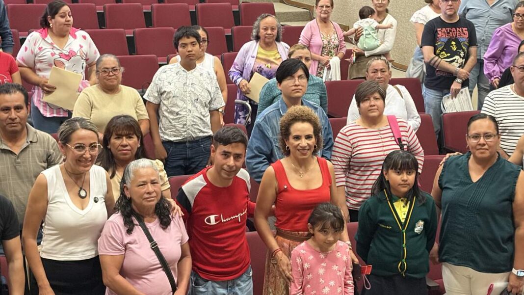Diputada Adriana Meza realiza 4ta entrega de equipos de cómputo en San Juan del Río