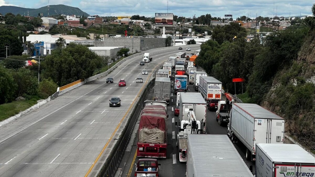 Propone Regidor restringir paso a transporte pesado en zona urbana por caos de la carretera 57