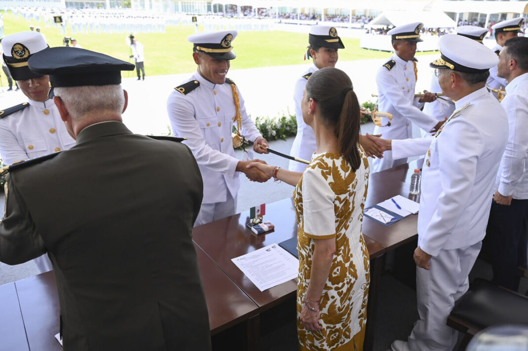 Sheinbaum encabeza graduación de 211 guardiamarinas en Alvarado, Veracruz