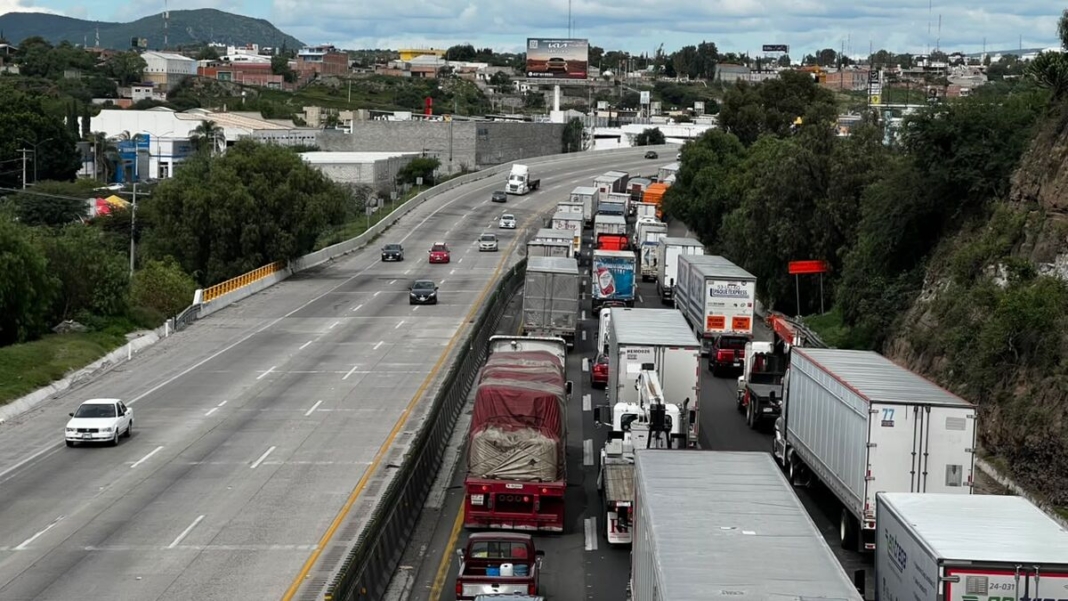 Restringe San Juan del Río acceso a transporte pesado para mitigar caos vial por obras en la 57