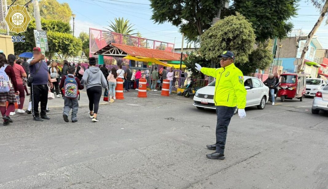 Cubren 15 mil policías ren el regreso a clases en las 16 alcaldías de la CDMX