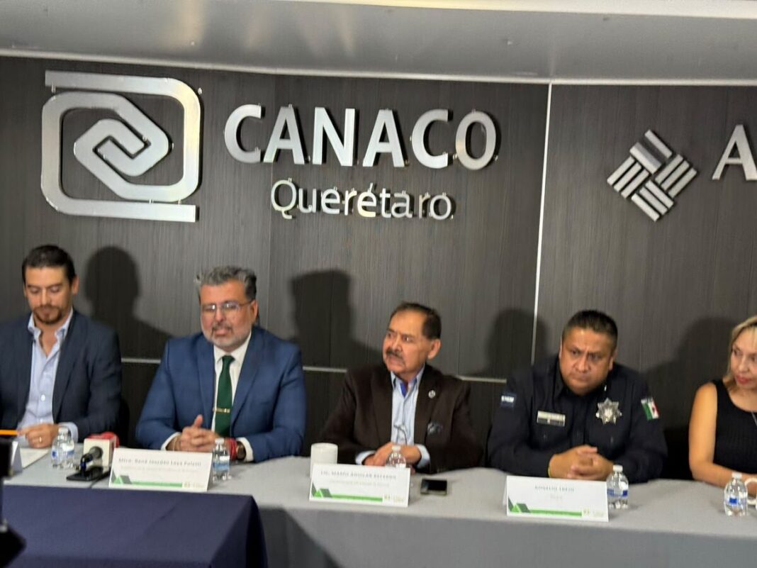 Oficial de Policía Estatal firma escrituras de vivienda en Querétaro