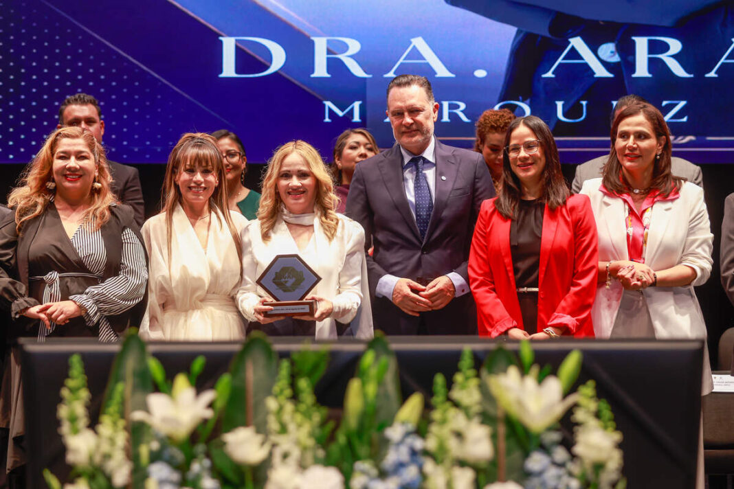 Entrega Mauricio Kuri galardones al 