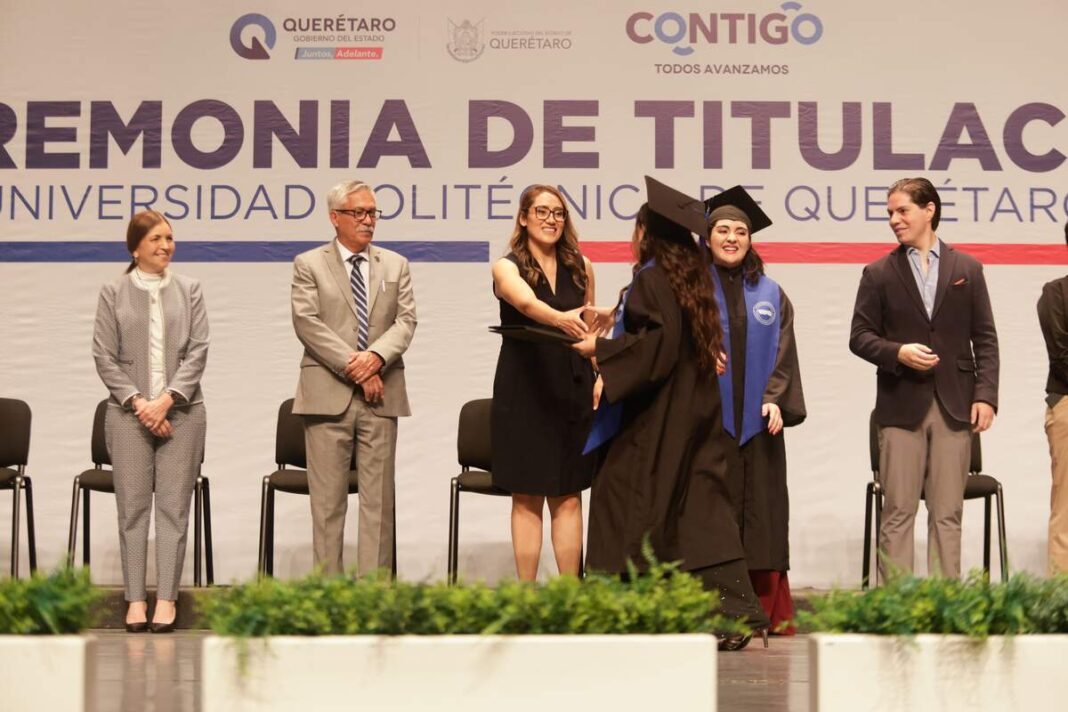 Entrega la UPQ título profesional a 838 nuevos ingenieros y licenciados