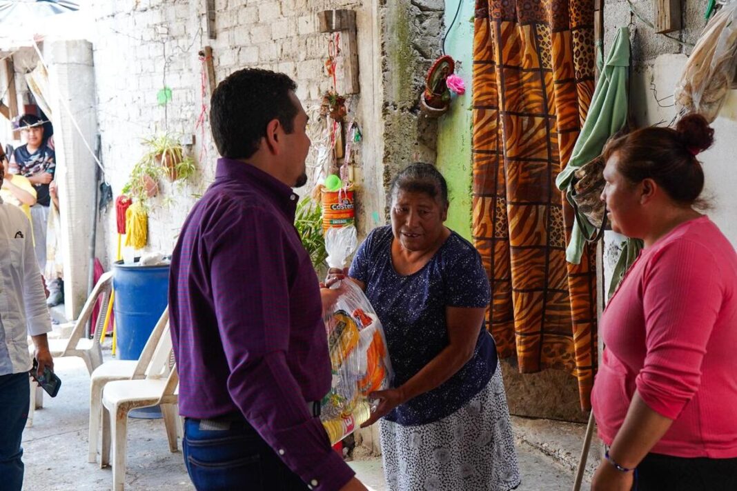 Beto Nava entrega apoyos a familias afectadas por la granizada en Ajuchitlancito