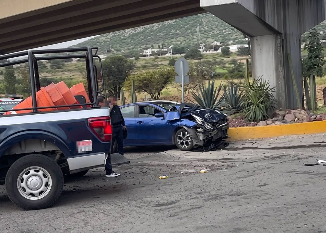 Conductor huye tras provocar fuerte choque en avenida Panamericana