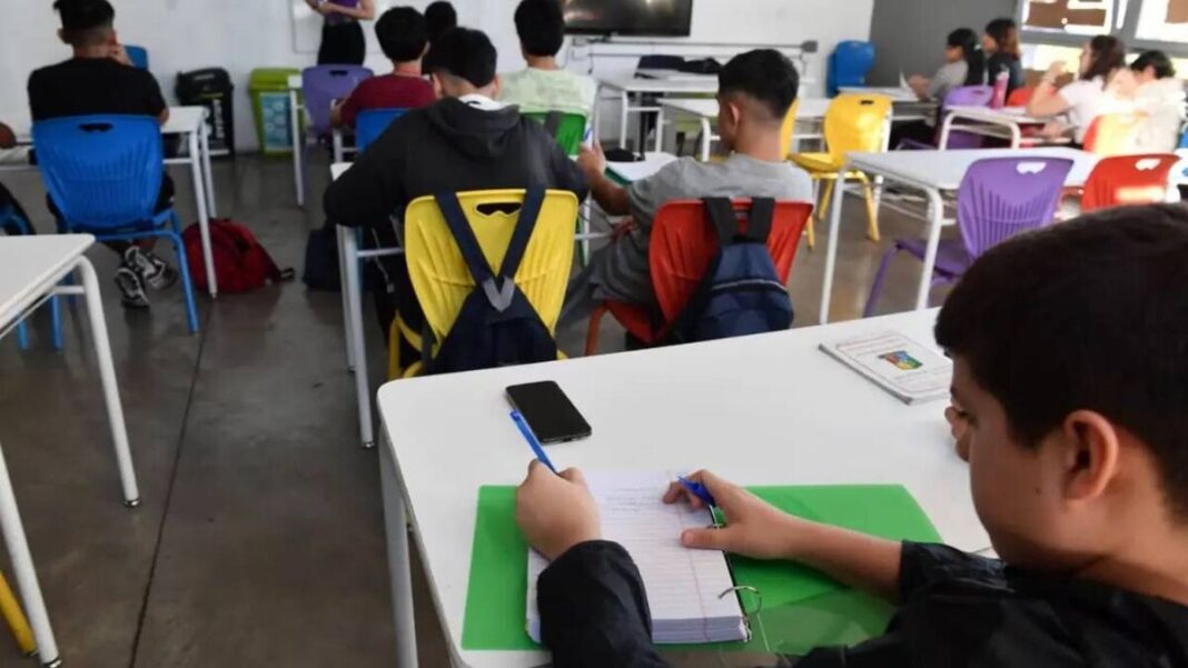 El 81 % de maestros consultados respalda regular celulares en las escuelas