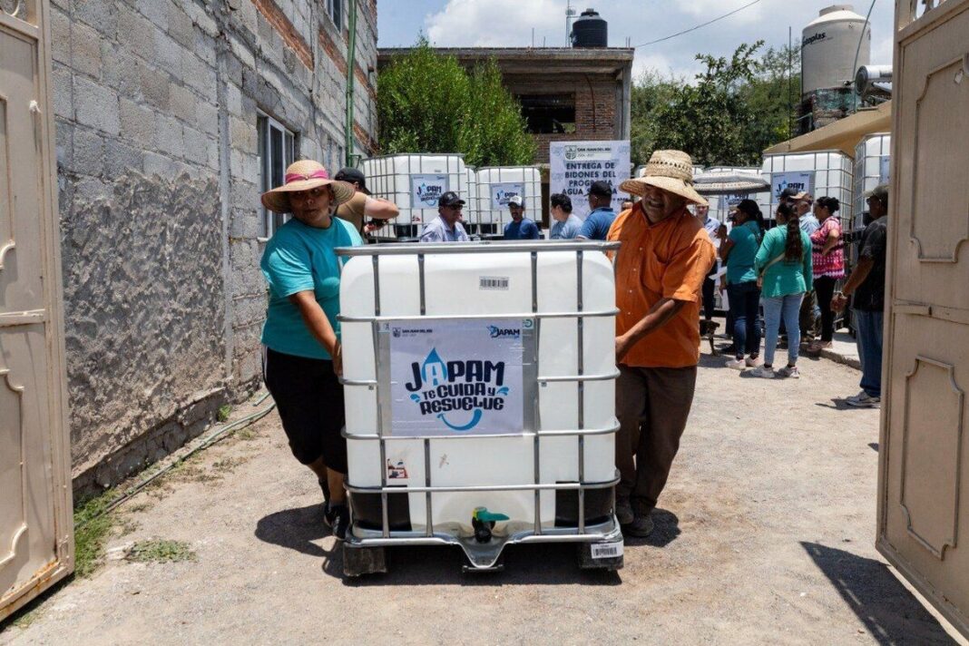 Entrega JAPAM contenedores de agua a familias de la comunidad de La Llave