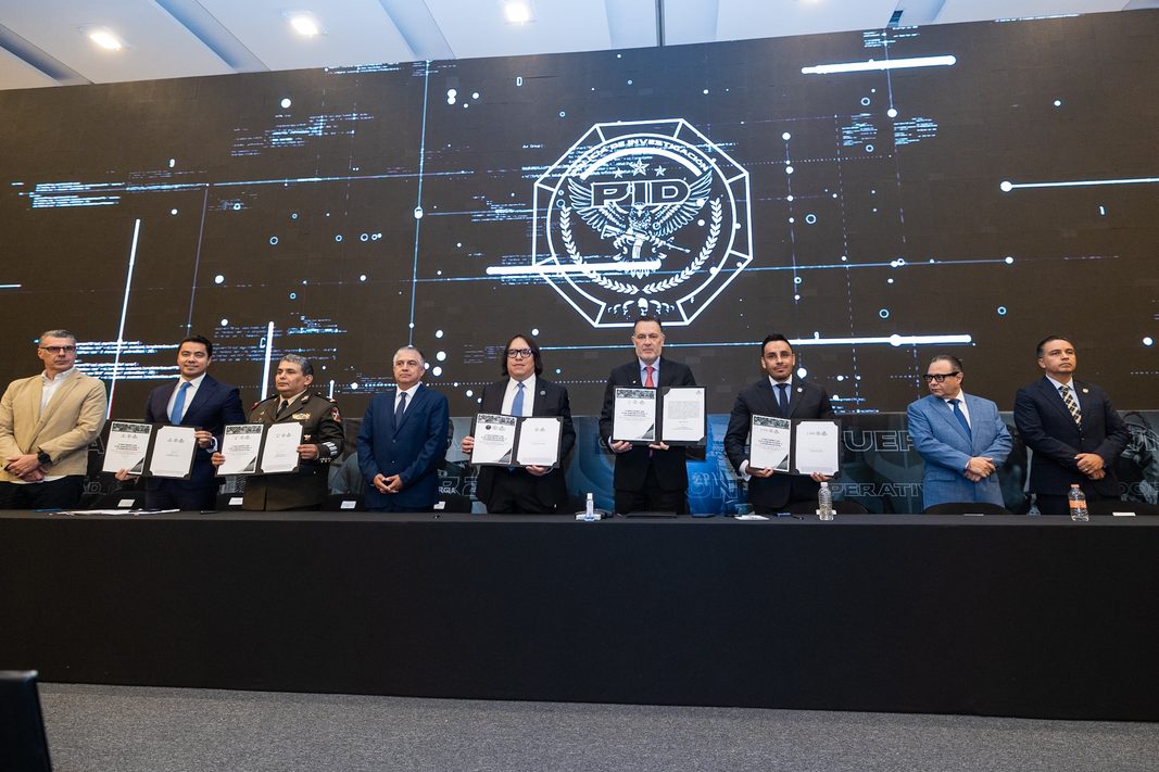 Mauricio Kuri atestigua firma de convenio de seguridad en Querétaro