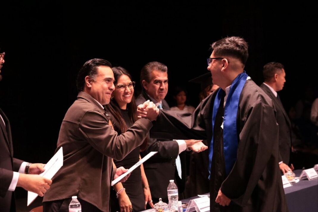 Reconoce Luis Nava a egresados del COBAQ en su ceremonia de graduación