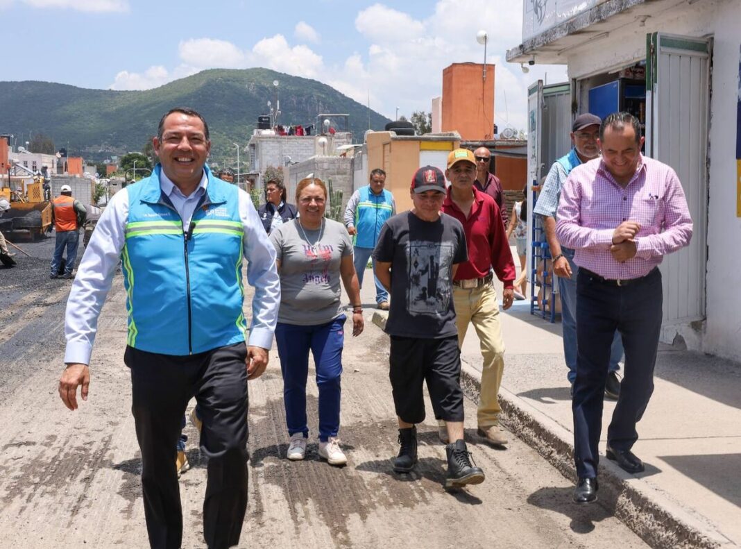 Supervisa Roberto Cabrera trabajos de reencarpetado en Fraccionamiento La Esmeralda