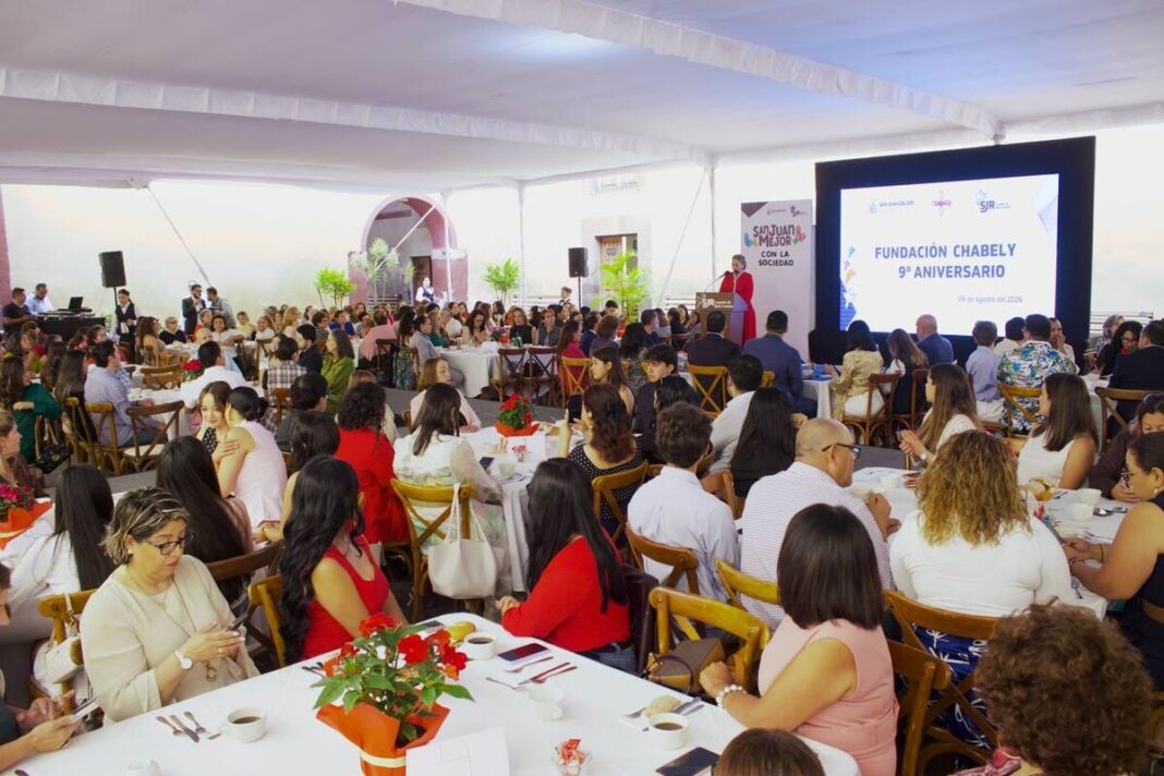 Roberto Cabrera asiste a ceremonia por el 9º Aniversario de Fundación Chabely e Informe de Actividades