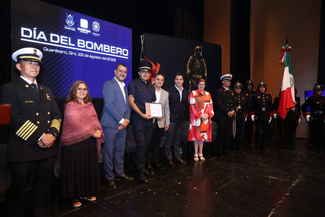 Autoridades de Querétaro toman protesta a nuevos bomberos en 2026