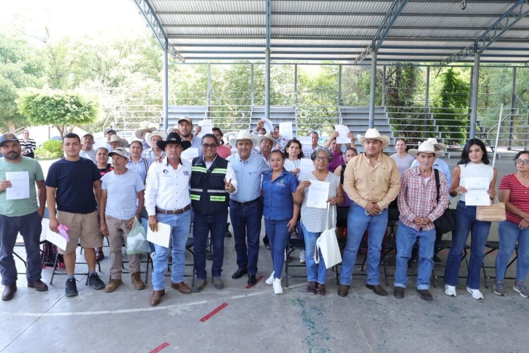 SEDEA entrega oficios de autorización a productores del campo serrano