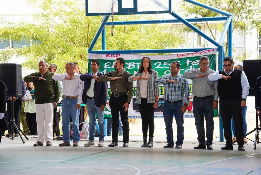 Beto Nava asiste al inicio del ciclo escolar en el CBTA 256