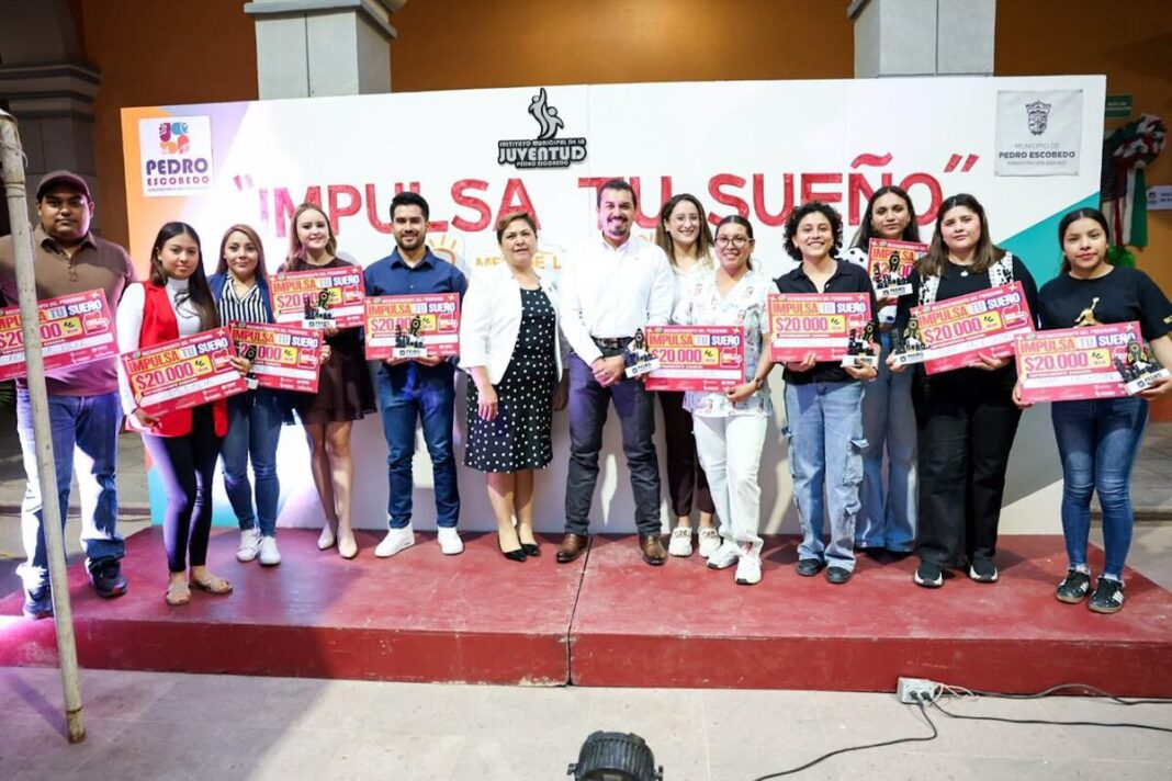Beto Nava entrega apoyos de Impulsa tu Sueño 2026 a 10 emprendedores
