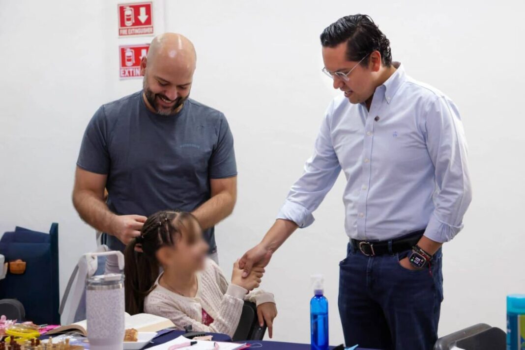 Chepe Guerrero visita el taller Manos de Papá en Corregidora