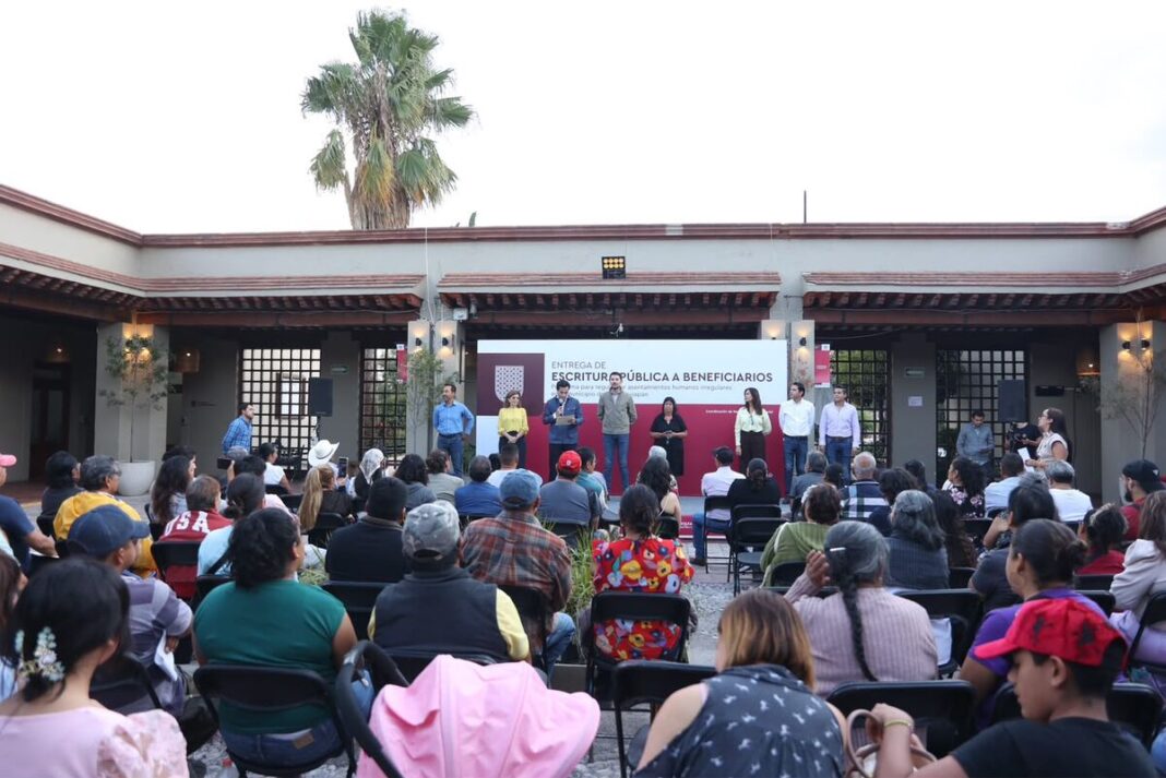 Entregan 69 escrituras a familias de cuatro colonias irregulares en Tequisquiapan