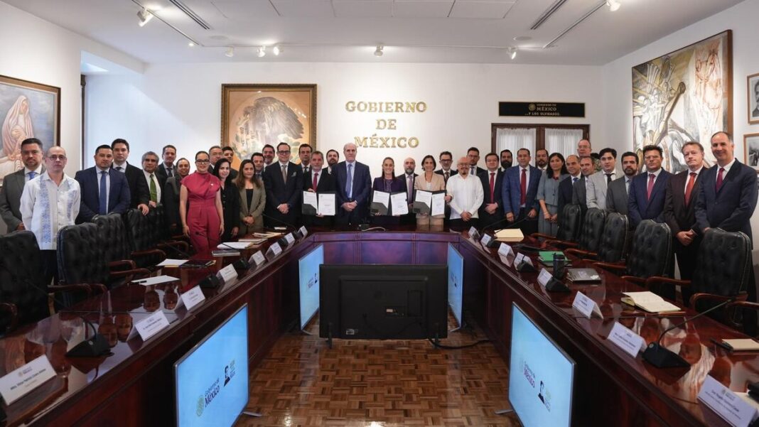 Gobierno y gasolineros extienden tope de precios de combustibles hasta febrero de 2027