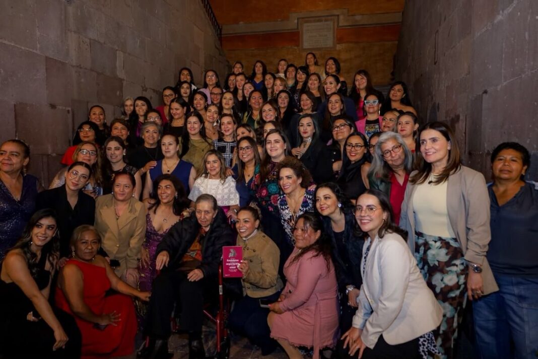 Marcela Lagarde recibe homenaje de defensoras de la paridad en Querétaro