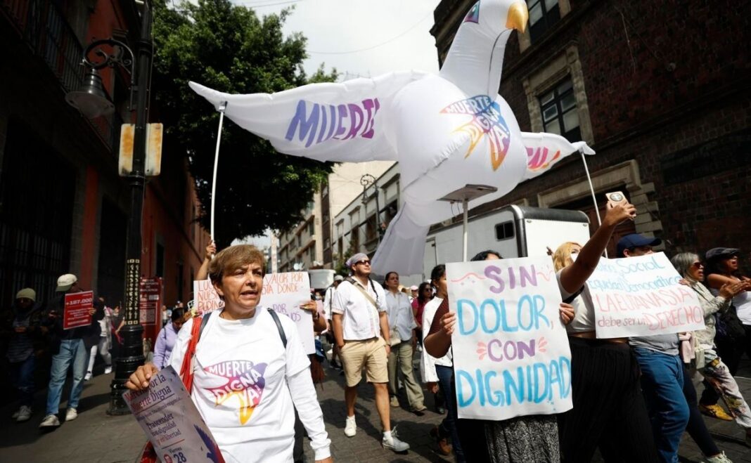 Marcha en CDMX exige legalizar la eutanasia; gobierno se compromete a priorizar el debate