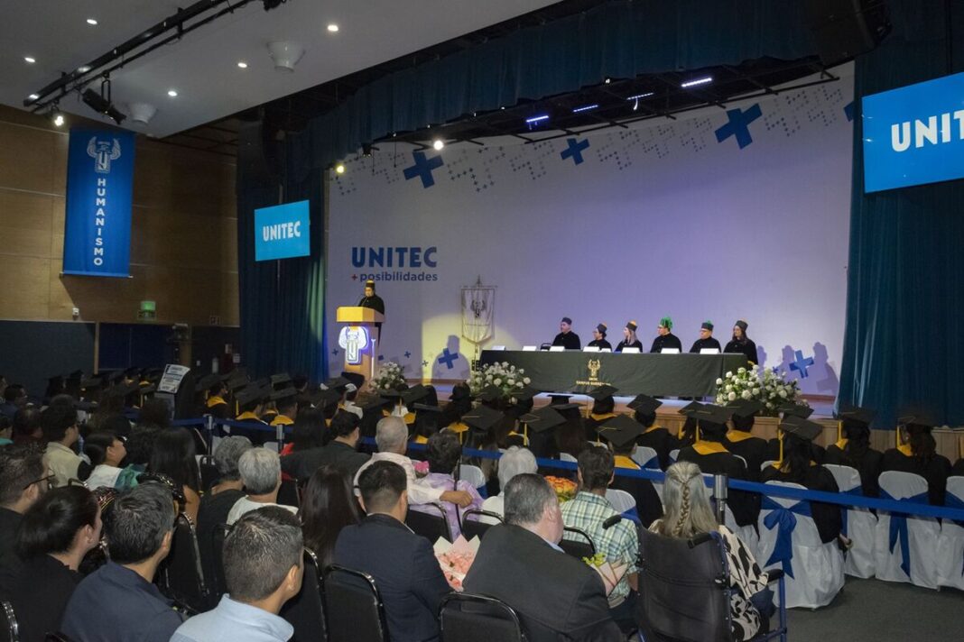 Martina Pérez Rendón encabeza graduación de enfermería en UNITEC Querétaro