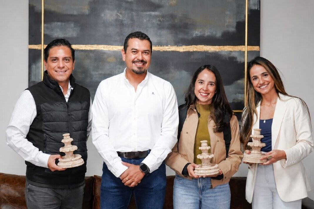 Pedro Escobedo y Amazon impulsan captación pluvial y paneles solares en escuelas