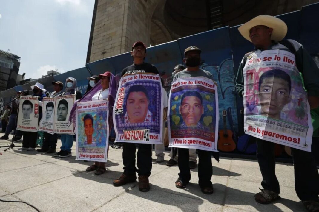 Sheinbaum se reúne con familias de Ayotzinapa y anuncia informe de avances antes del 12 aniversario