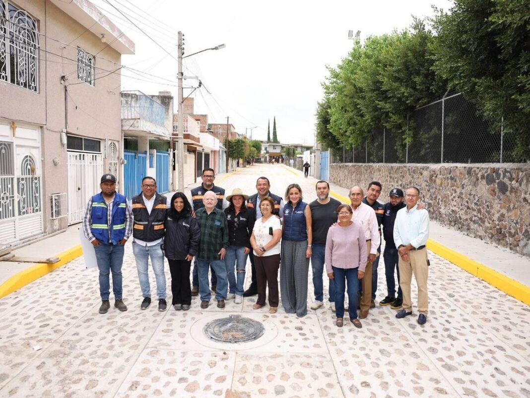 Supervisan rehabilitación de calle Rafael Ayala en San Juan del Río