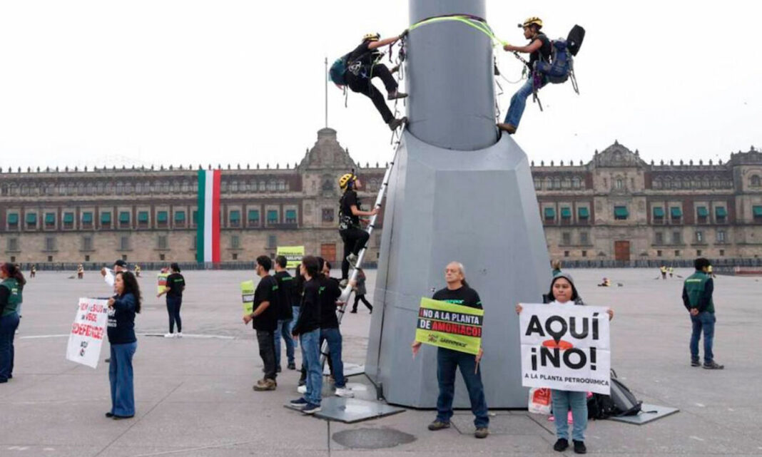 Activistas de Greenpeace escalan el asta bandera del Zócalo contra planta de amoniaco en Topolobampo