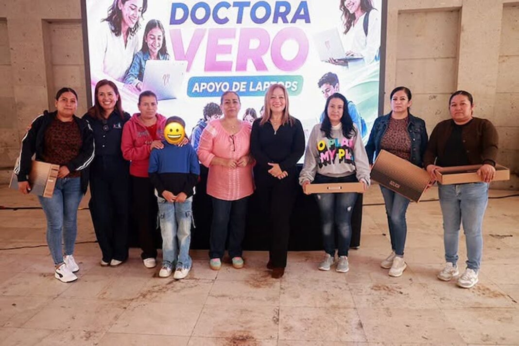 Entregan cerca de mil laptops a estudiantes y mujeres en El Marqués
