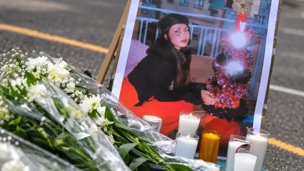 Estudiantes colocan memorial por Claudia Tacoronte frente al Palacio de Gobierno de Morelos