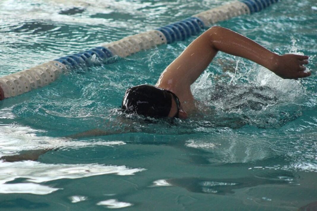 Lanza municipio becas del 50% para clases de natación en San Juan del Río