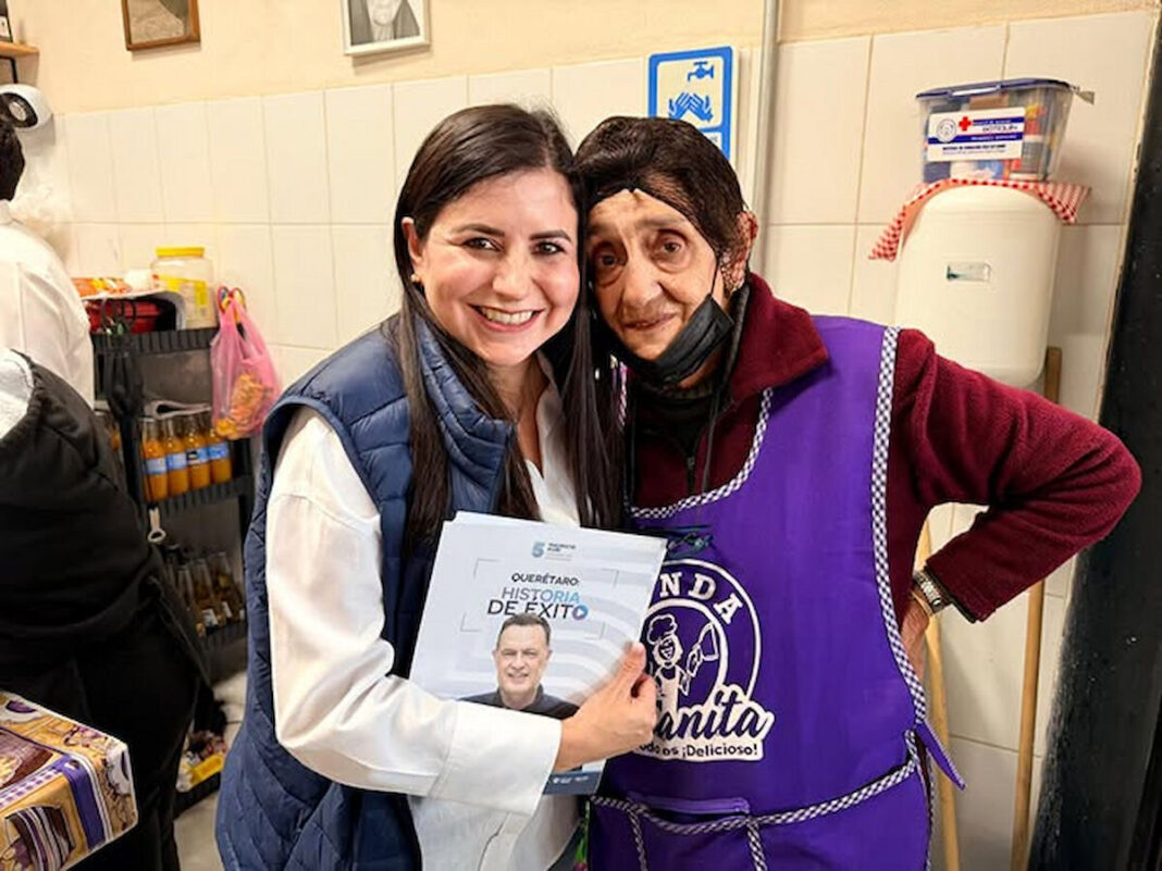 Leonor Mejía recorre Amealco para difundir el Quinto Informe de Gobierno