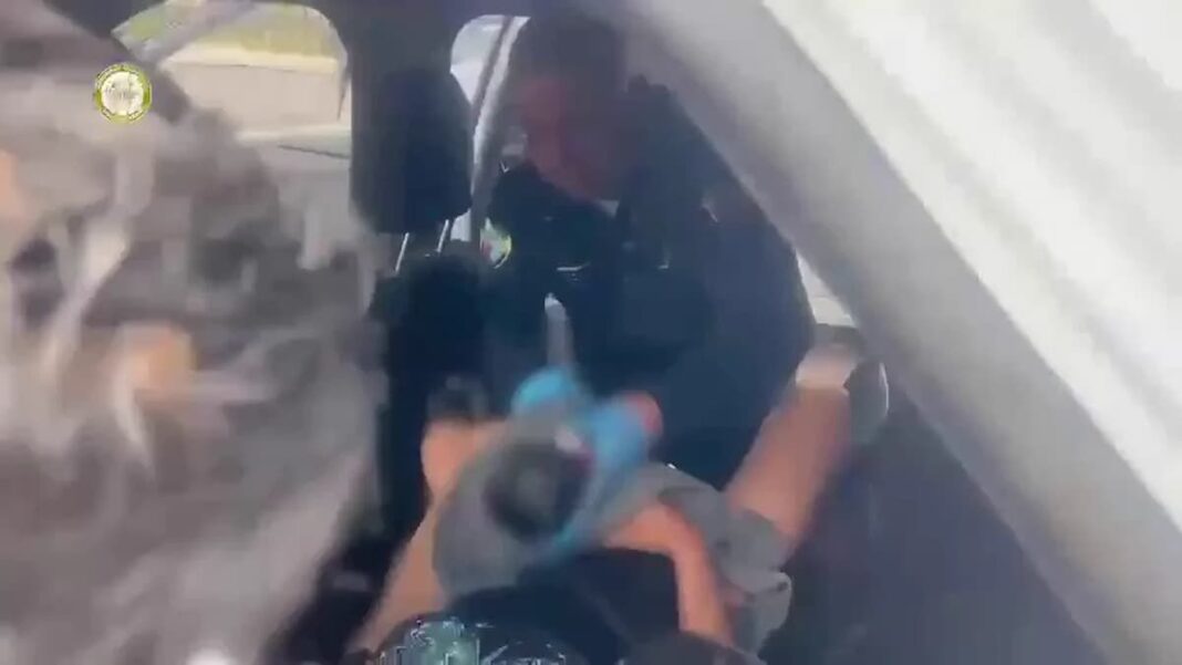 Mujer da a luz a una niña a bordo de una patrulla en la CDMX