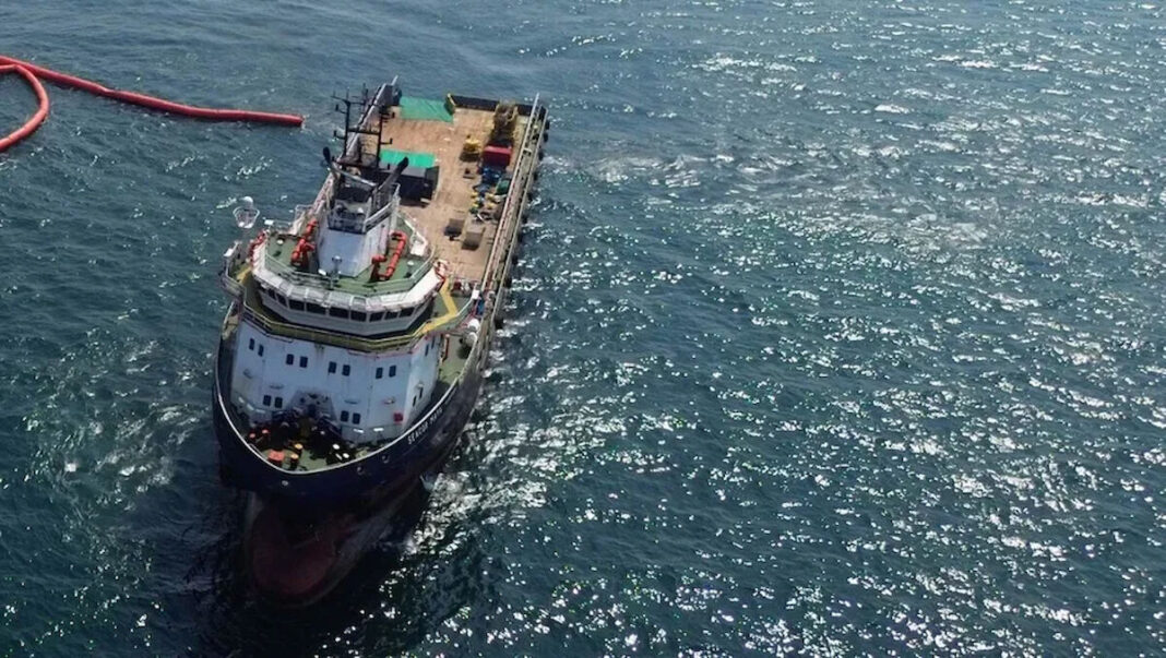 Pemex repara ducto marino tras fuga de crudo frente a Ciudad del Carmen