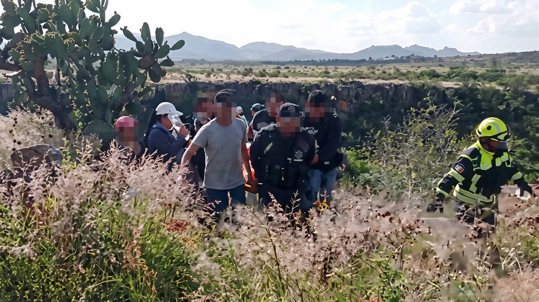 Rescatan a hombre herido al caer de cascada en Cuadrilla de Enmedio