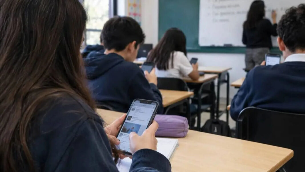 Restringirán celulares en primarias y secundarias a partir del 3 de noviembre