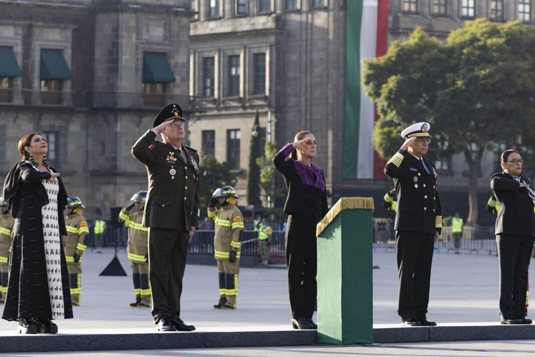 Sheinbaum rinde homenaje en el Zócalo a víctimas de los sismos de 1985 y 2017