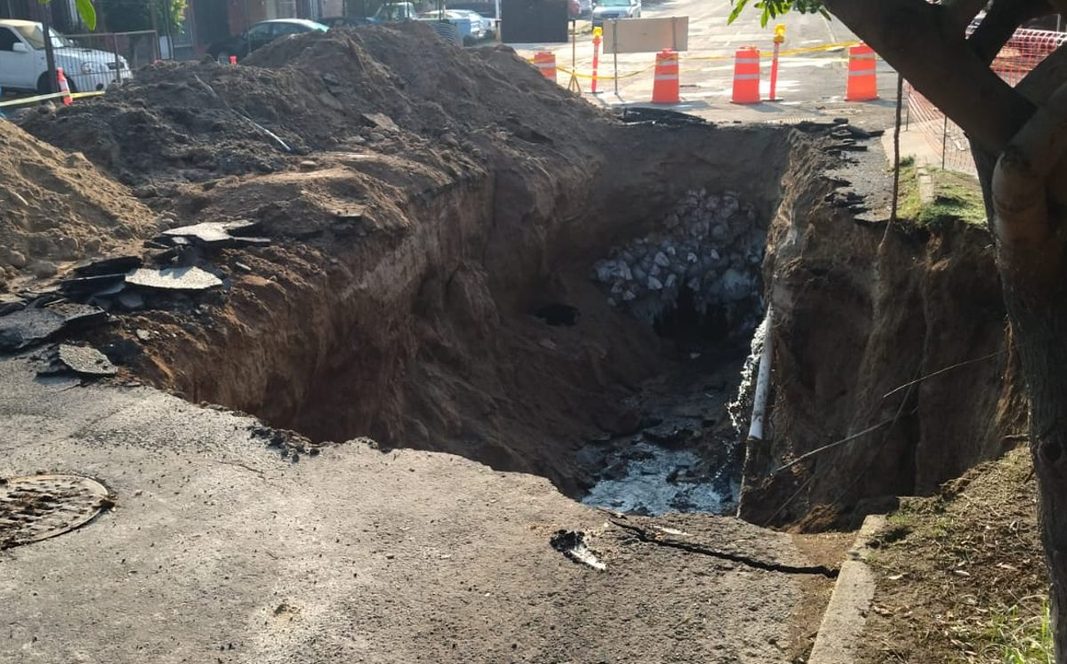 Socavón de cuatro metros de profundidad cierra dos carriles en Zapopan