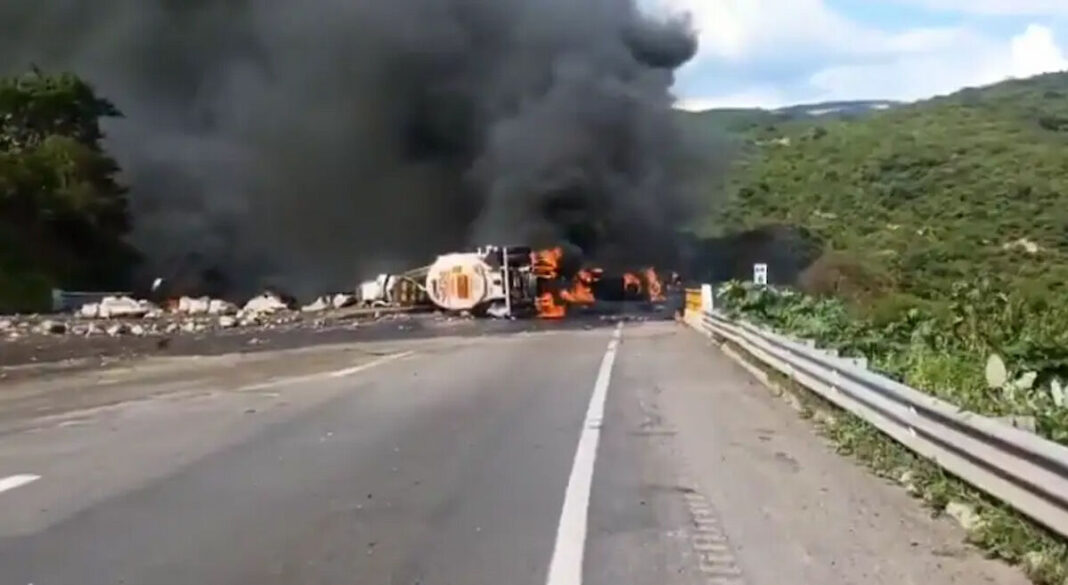 Vuelca tractocamión con diésel en el km 68 de la autopista Guadalajara-Colima