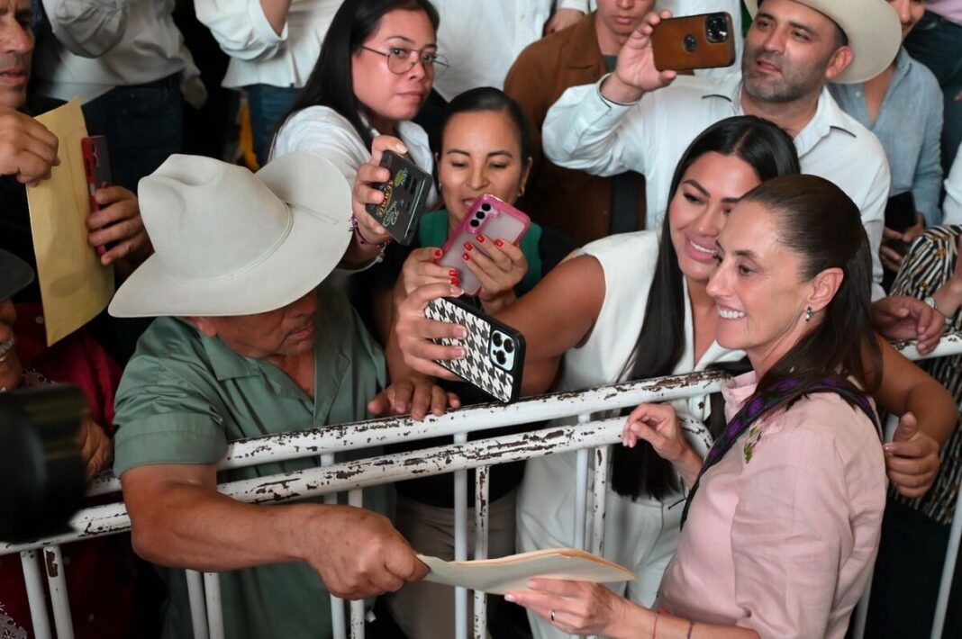 Apoyos sociales llegan a 445 mil sembradores y 100 mil familias