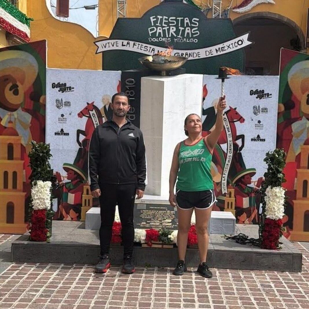 Atletas sanjuanenses trasladan el fuego patrio desde Dolores Hidalgo