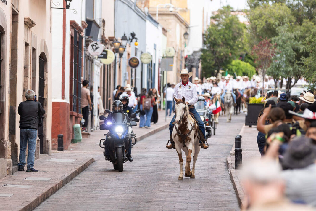Cabalgata histórica inicia en Querétaro recorrido por 216 aniversario de Independencia