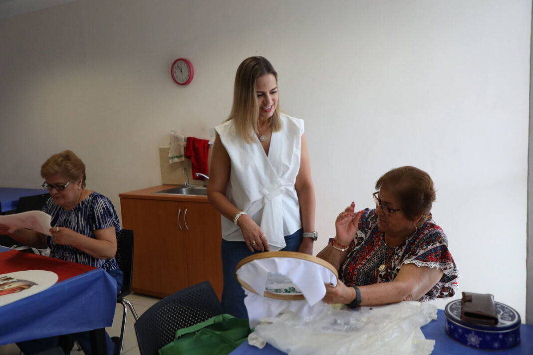 Car Herrera de Kuri visita el Centro Plan Vida para adultos mayores